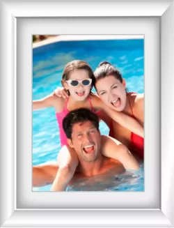 foto familia piscina1