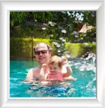 foto familia piscina3